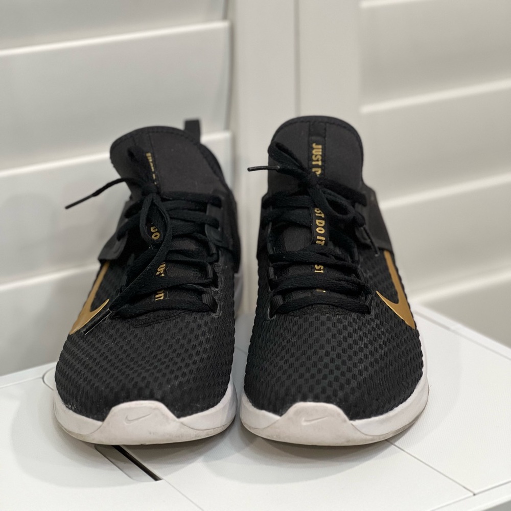 EUC Nike Sneakers Black/Gold Sz 8.5